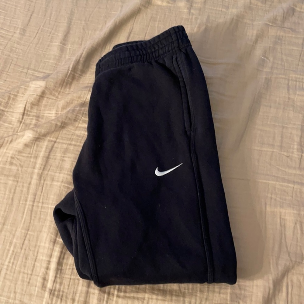 Men’s black Nike jogger sweatpants